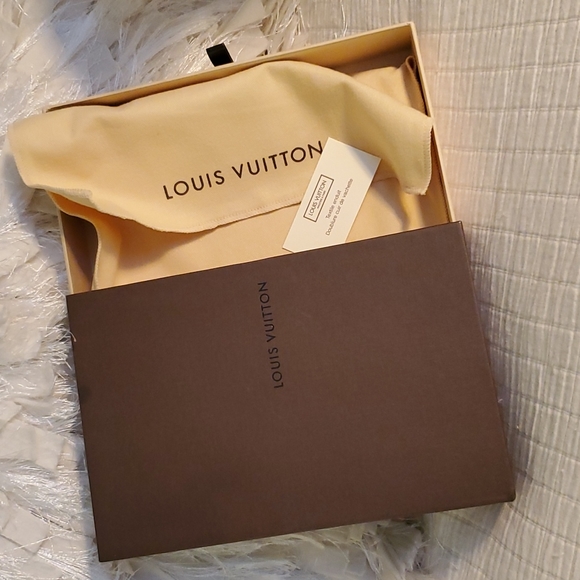 Louis Vuitton Handbags - Louis Vuitton wallet dust protector & wallet size box